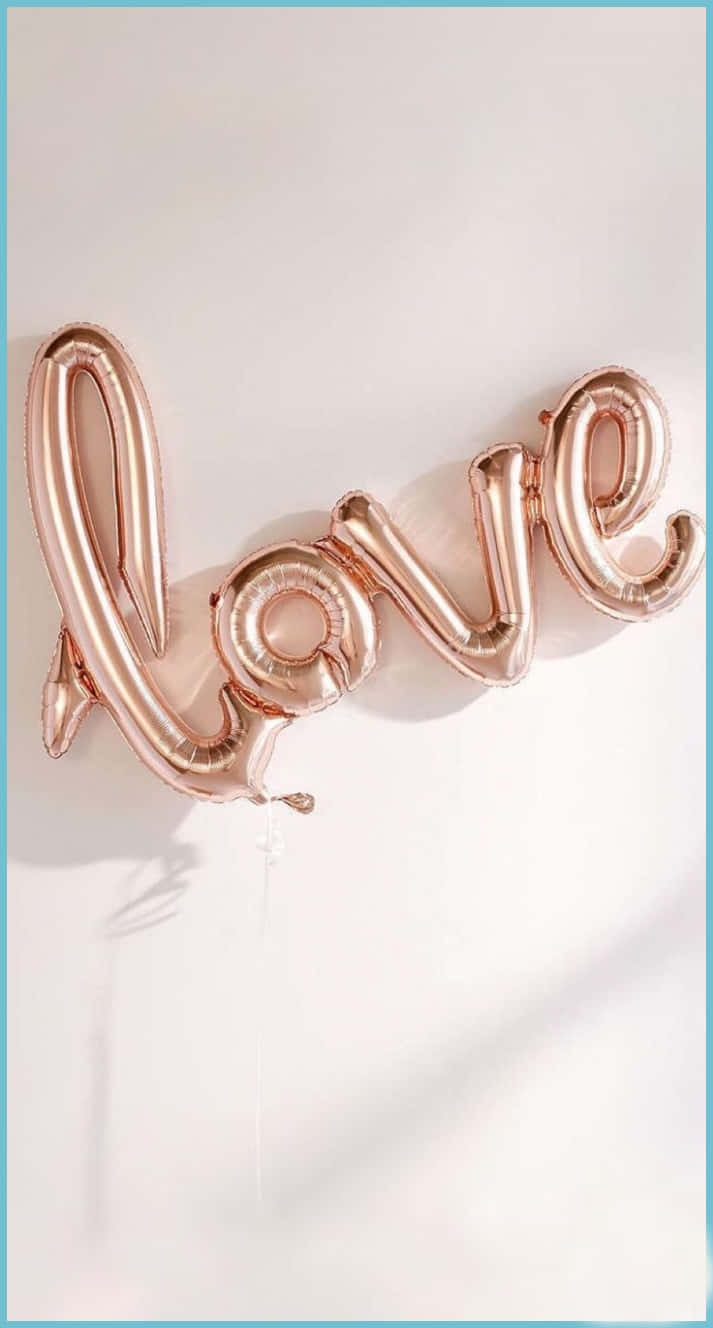 女孩玫瑰金愛心 壁紙 — 玫瑰金箔氣球拼出 LOVE 字樣，在純白牆壁上投下柔和陰影。