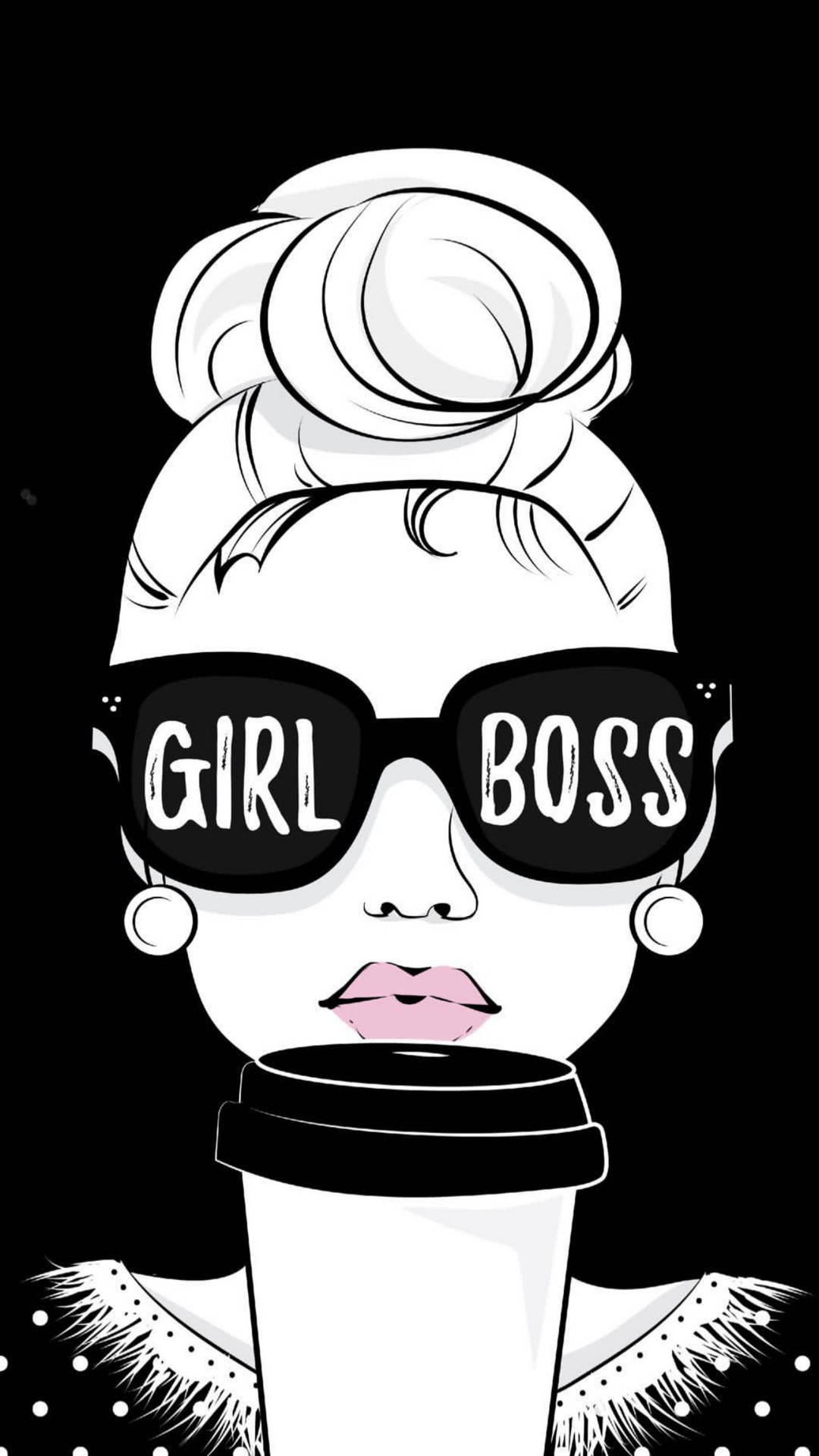 一位自信的女性，戴著標有 girl boss 的太陽眼鏡，手持咖啡杯。