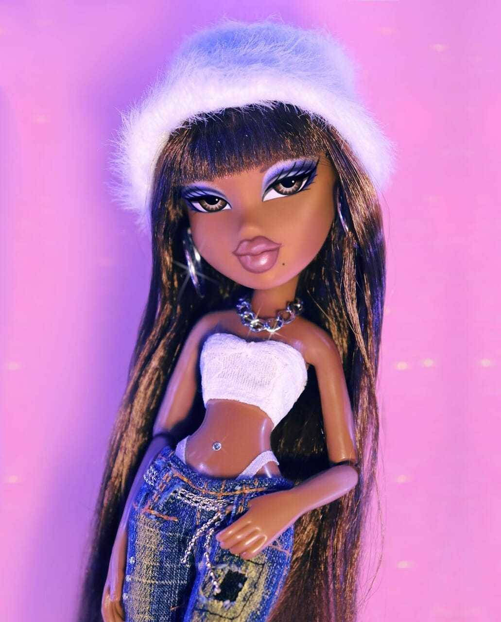 Bratz 公仔穿著牛仔褲和毛絨帽，背景是發光的粉紅色