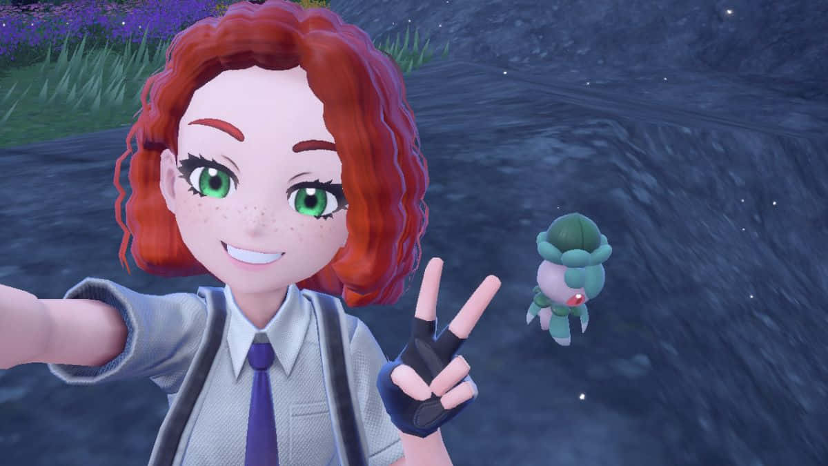 女孩與寶可夢 Fomantis 自拍 壁紙 — 一個開心的動漫女孩，紅髮綠眼，在黃昏的戶外場景中，在一隻漂浮的小精靈旁邊比出和平手勢。