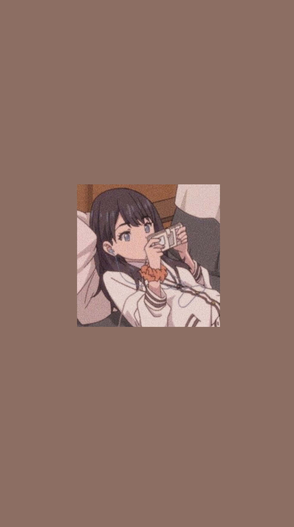 女孩躺在床上玩手機 壁紙