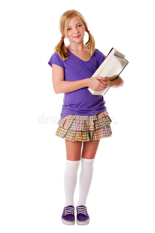 年輕女孩穿著校服拿著書對著鏡頭微笑