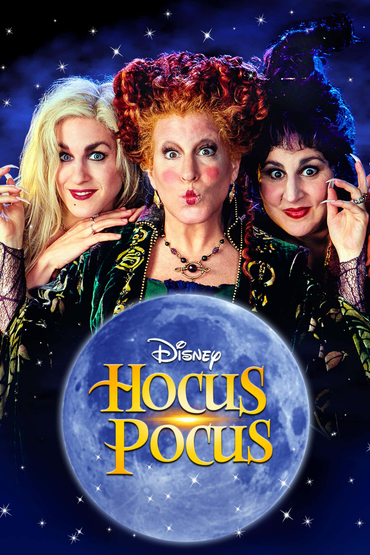 迪士尼《Hocus Pocus》中的三位女巫站在滿月前，在星光燦爛的夜空下。