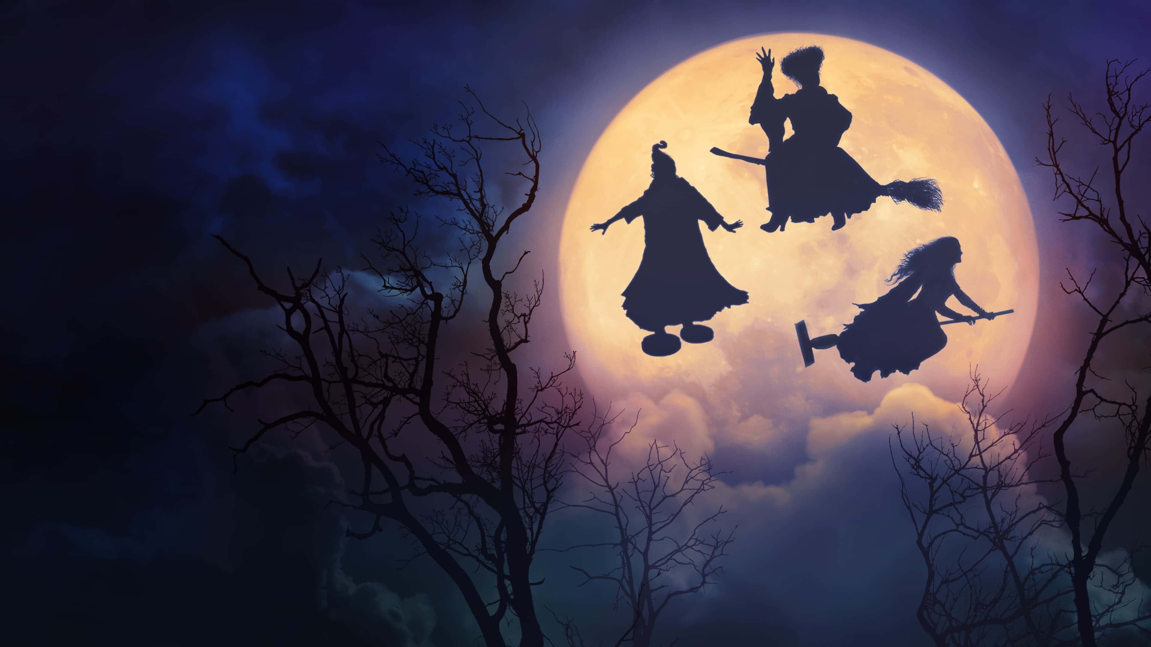 《女巫也瘋狂》三姊妹施展魔法 壁紙 — 三個女巫剪影騎著掃帚在黑暗夜空中飛翔，背景是發光的滿月，周圍環繞著光禿禿的樹木。