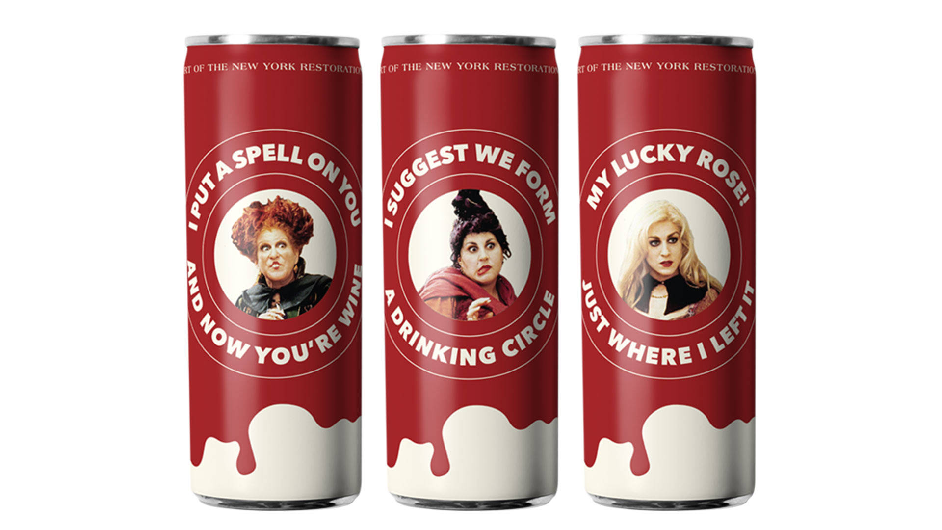 《女巫也瘋狂》罐裝酒 壁紙 — 三個紅酒罐，上面有《女巫也瘋狂》角色、滴落的奶油和俏皮語錄，背景為白色。