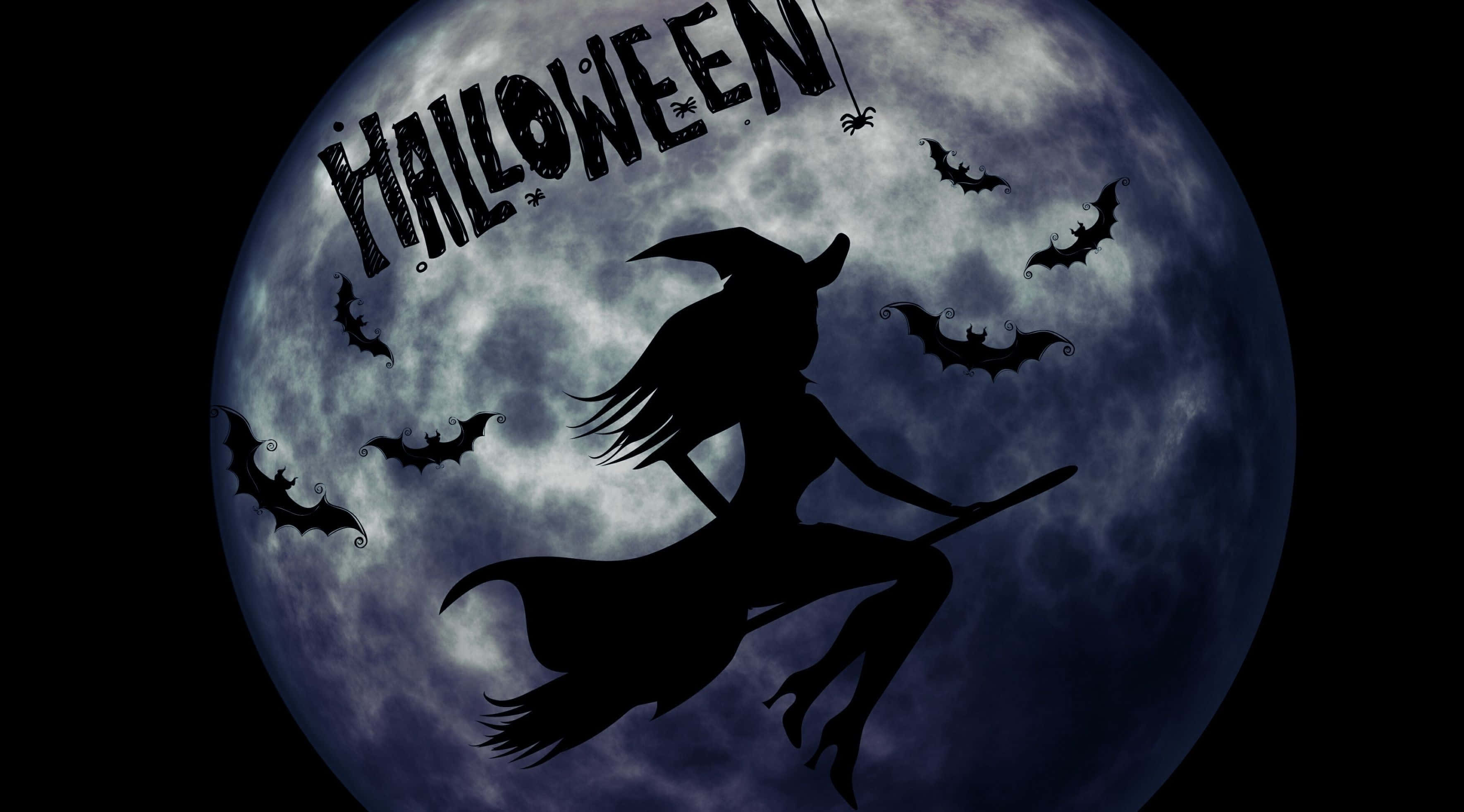 Moon Lighting 桌布 壁紙 — 女巫剪影騎著掃帚飛翔，背景是大月亮，有蝙蝠和「Halloween」文字。