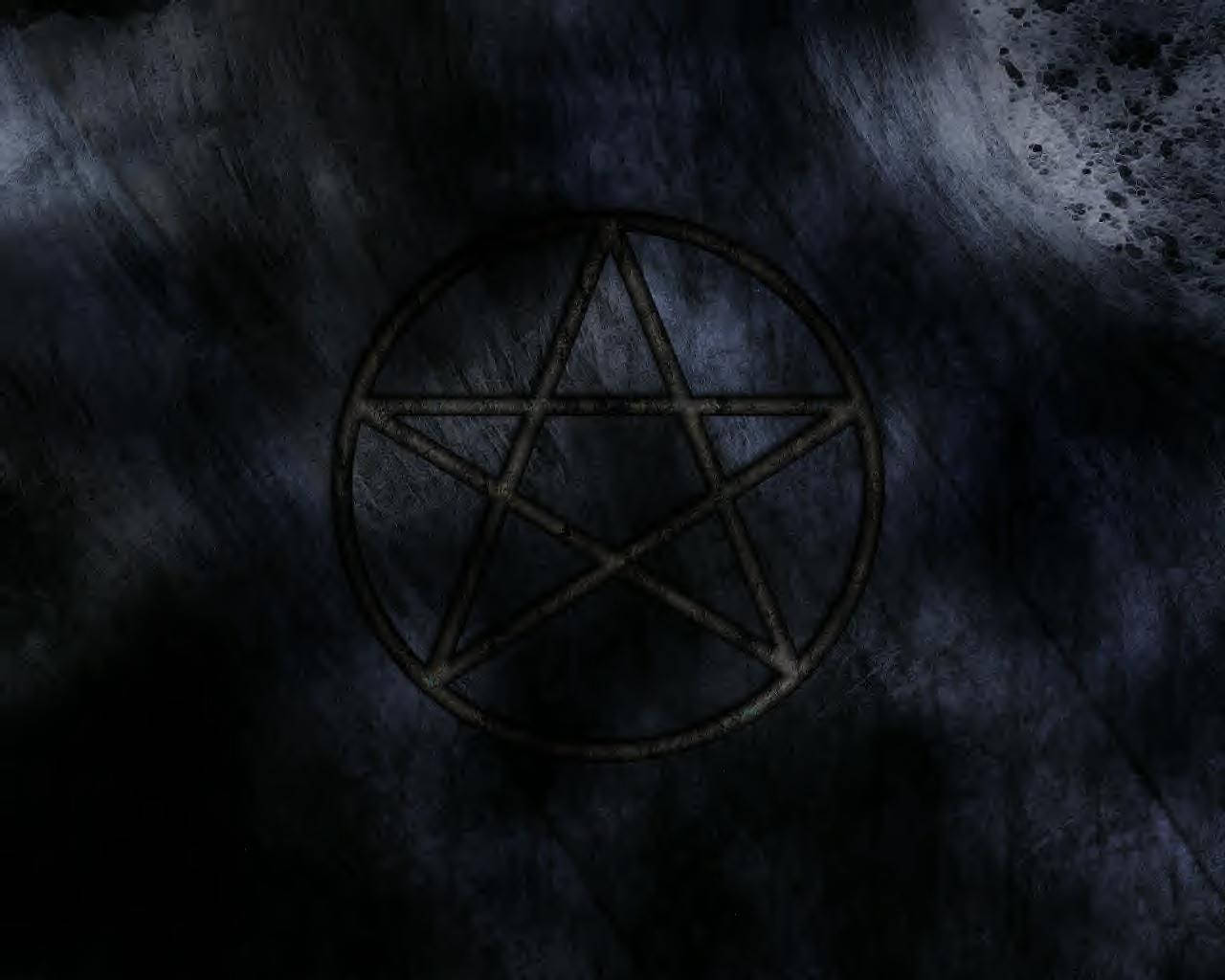 一個五角星符號刻在深色紋理表面上。 — 威卡巫師 壁紙