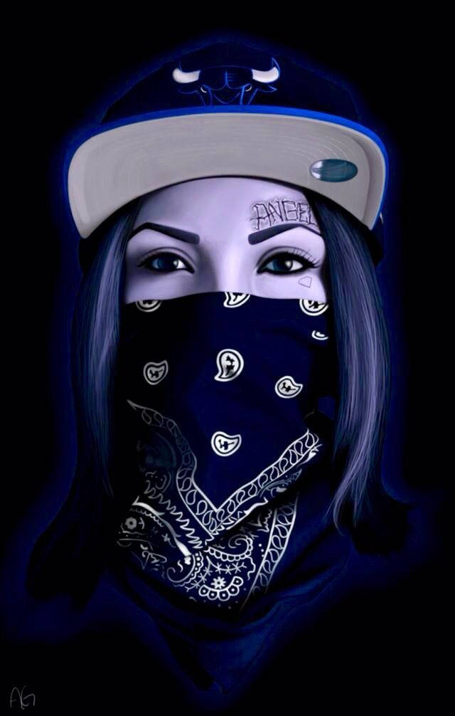 女性Crip肖像 壁紙 — 一個擁有發光藍色眼睛、臉部被頭巾遮蓋的人，在深色背景下戴著帶有公牛標誌的帽子。