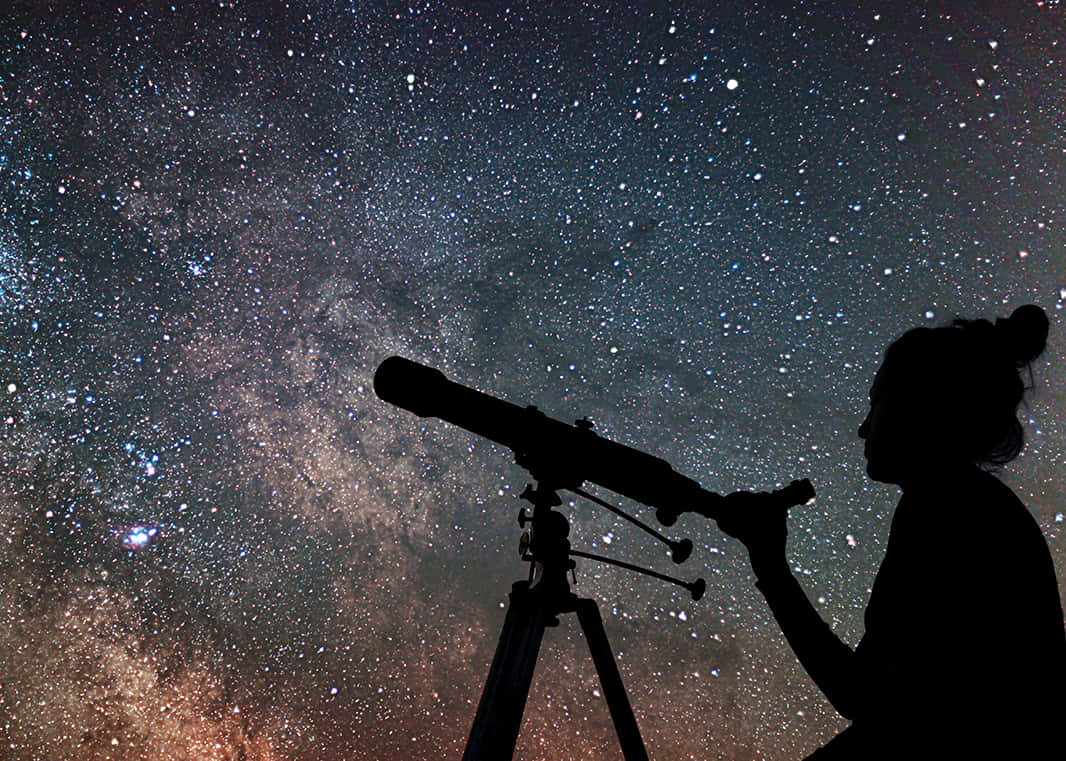 女性剪影觀星天文攝影 壁紙 — 一個人在星空下使用望遠鏡觀看銀河系的剪影。