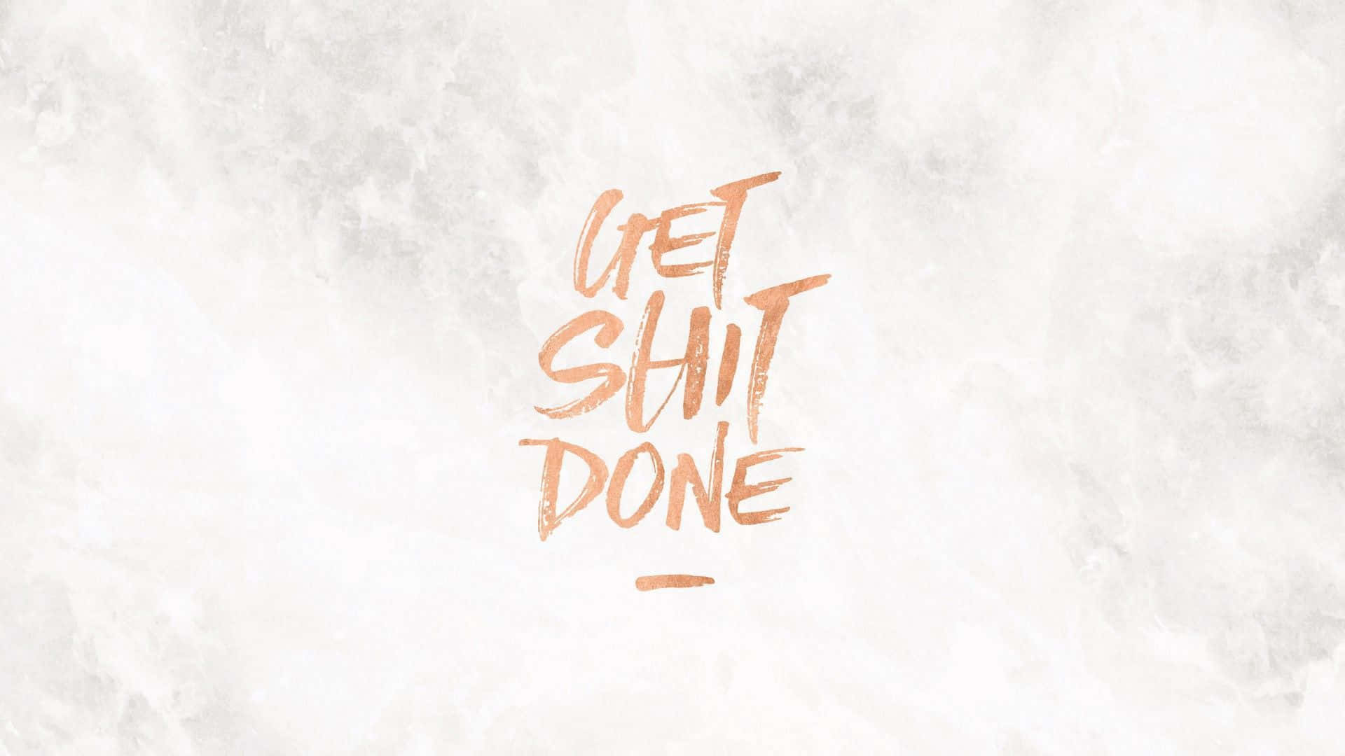 銅色畫筆字體嘅勵志語句 get shit done 喺紋理白色背景上