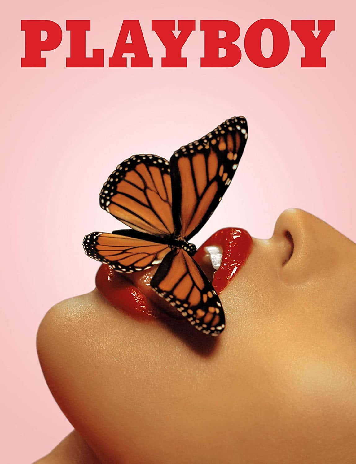 Playboy Aesthetic 桌布 壁紙 — 女性嘴唇的特寫，塗有紅色唇膏，一隻帝王斑蝶輕柔地停在上面，背景是柔和的粉紅色，帶有粗體紅色 'PLAYBOY' 文字。