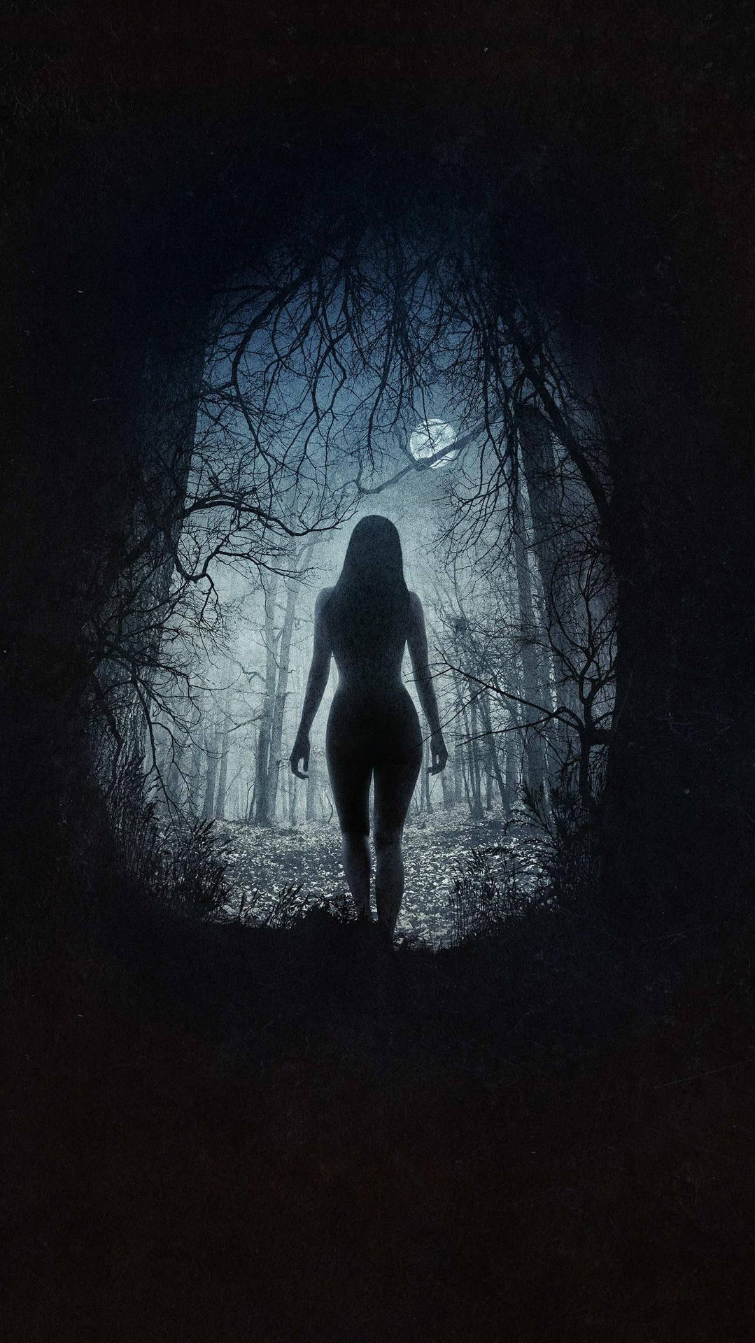 女人在滿月下獨自走在黑暗霧濛濛的森林中。 — 魔女風格 壁紙