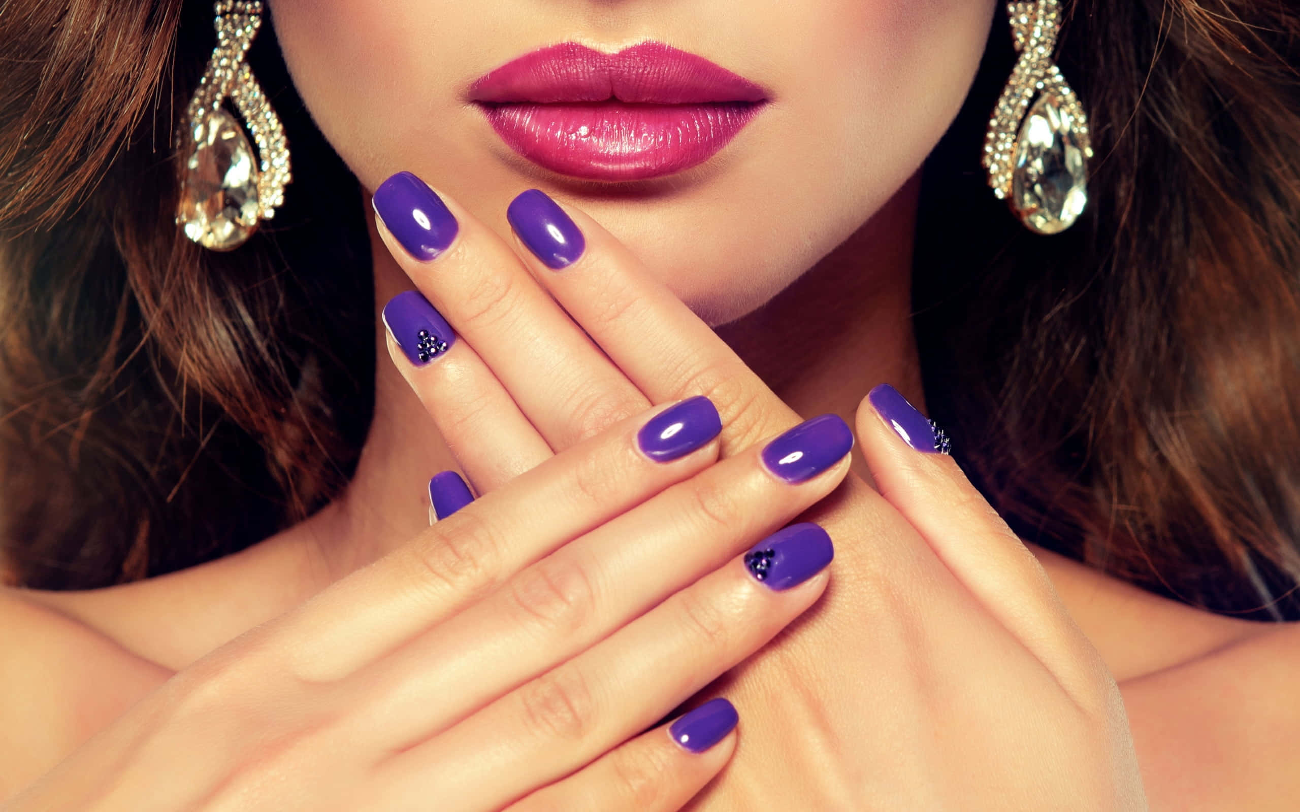 Cute Nails 桌布 壁紙 — 女性臉部和手部特寫，帶有光澤紫色指甲和閃亮鑽石耳環。