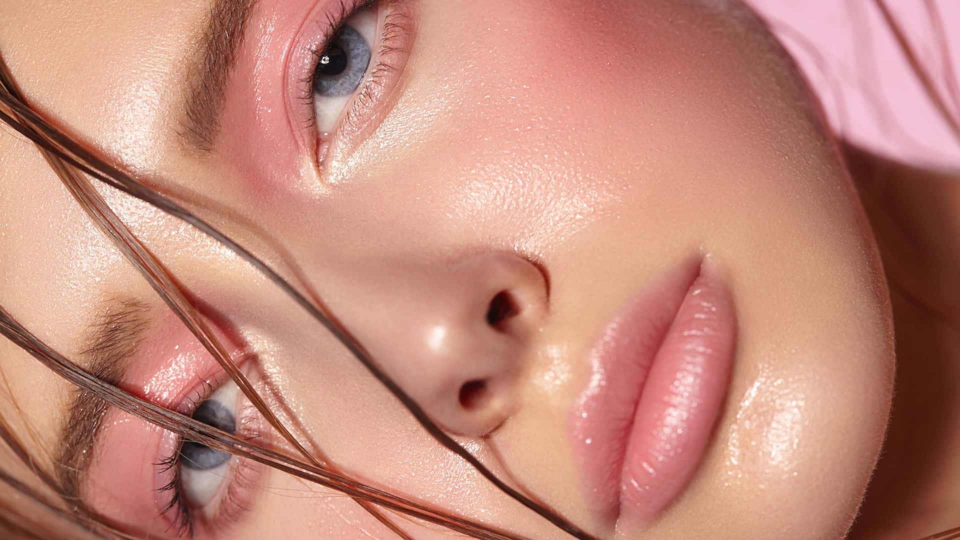 Pink Makeup 桌布 壁紙 — 女性臉部特寫，藍色眼睛，亮粉色嘴唇，髮絲勾勒出她的五官。