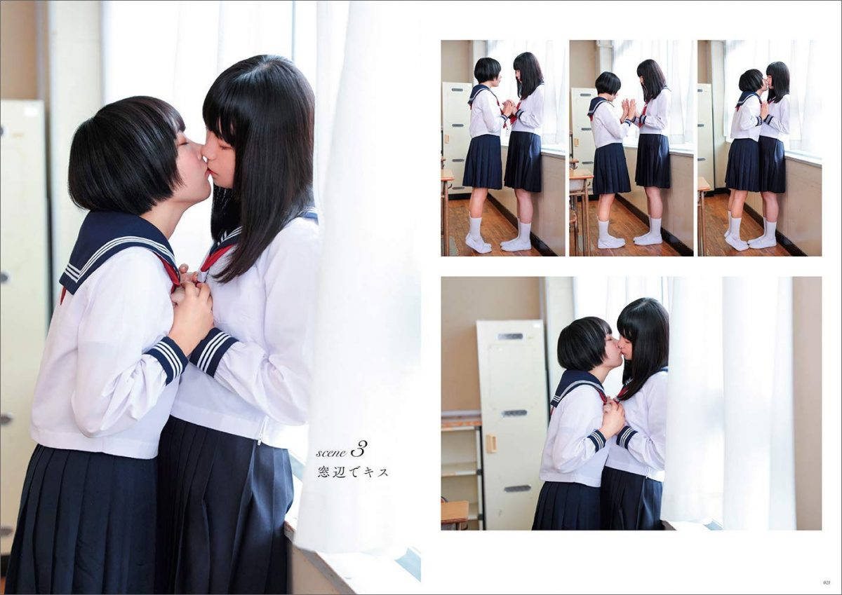 兩名穿著水手服的日本女生在窗邊接吻。
