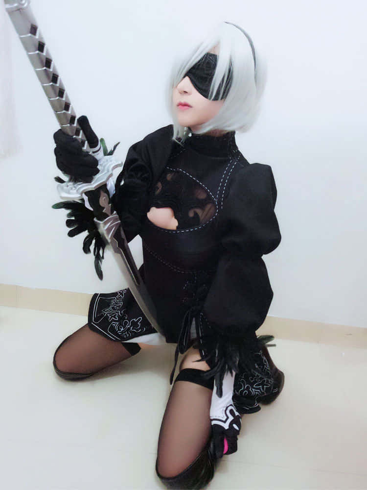 角色扮演者打扮成 NieR Automata 2B 跪著持劍