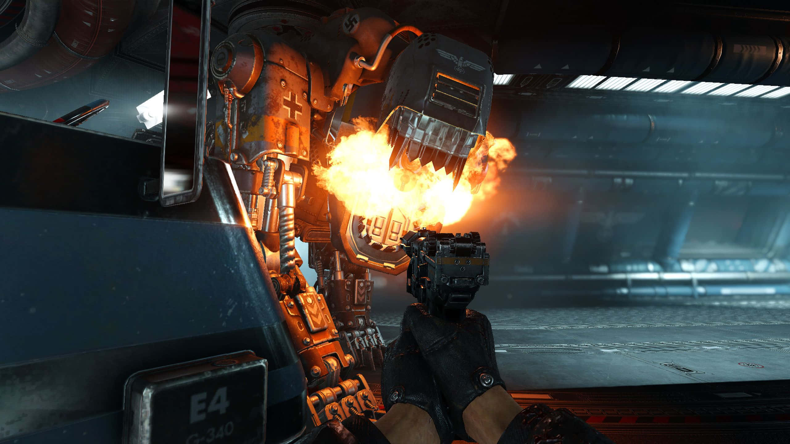 女戰士於戰場前線為自由而戰 — Wolfenstein II 壁紙 — 一架重型裝甲機甲在昏暗的工業機庫中發射熾熱的橙色武器。