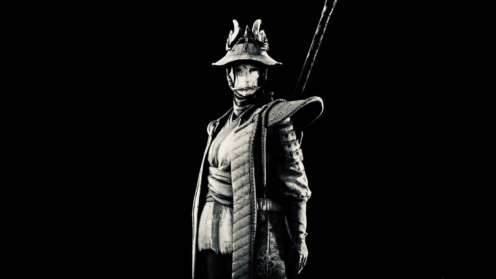 一個全副盔甲的武士戰士在黑色背景前手持長杖。