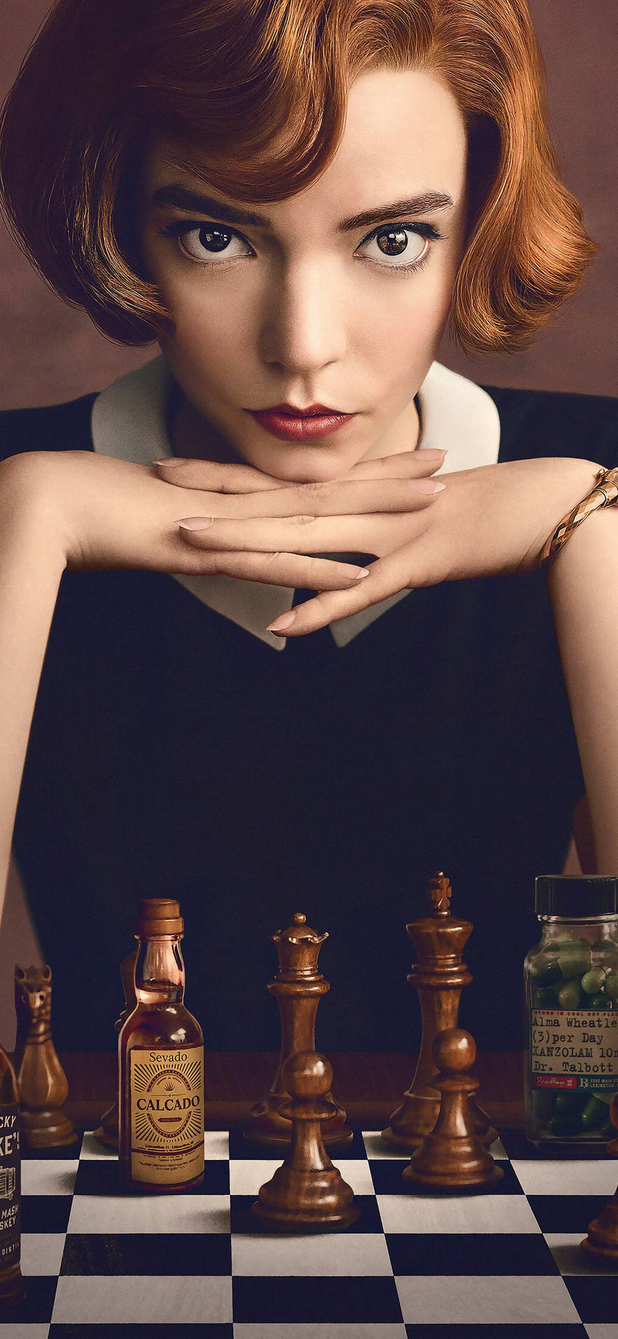 紅髮女子在棋盤上凝視，旁邊有酒和藥丸。