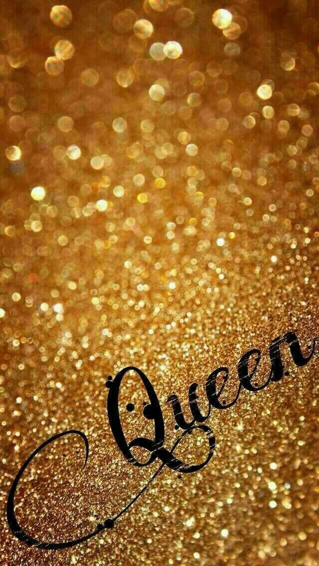 金色閃粉背景，上面有黑色草書字體 Queen。