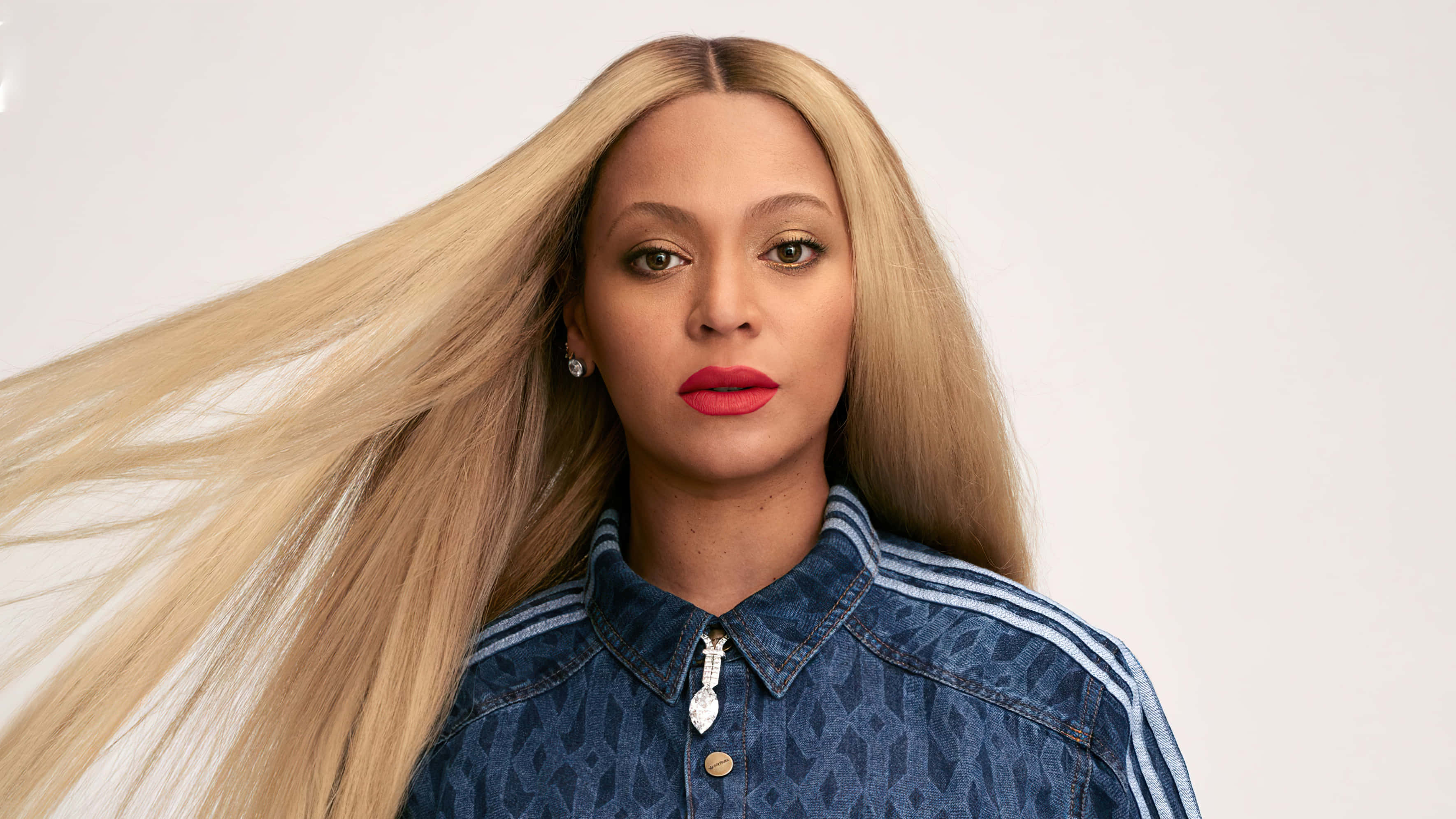 「女王蜂：Beyoncé 在演唱會舞台上閃耀登場」 壁紙