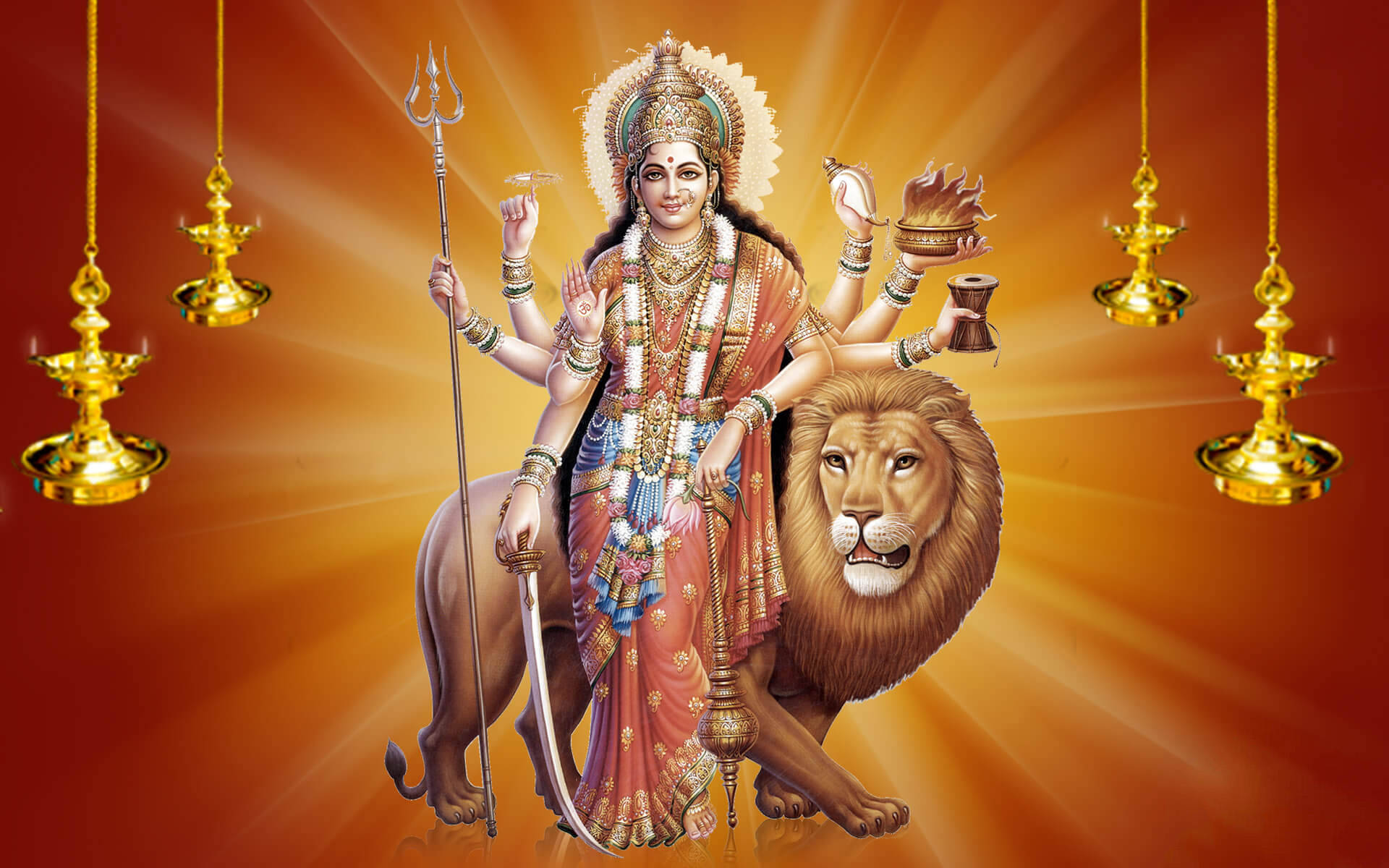 maa sherawali 桌布 壁紙 — 女神杜爾迦騎著獅子手持武器，背景是明亮的橙色和懸掛的油燈。