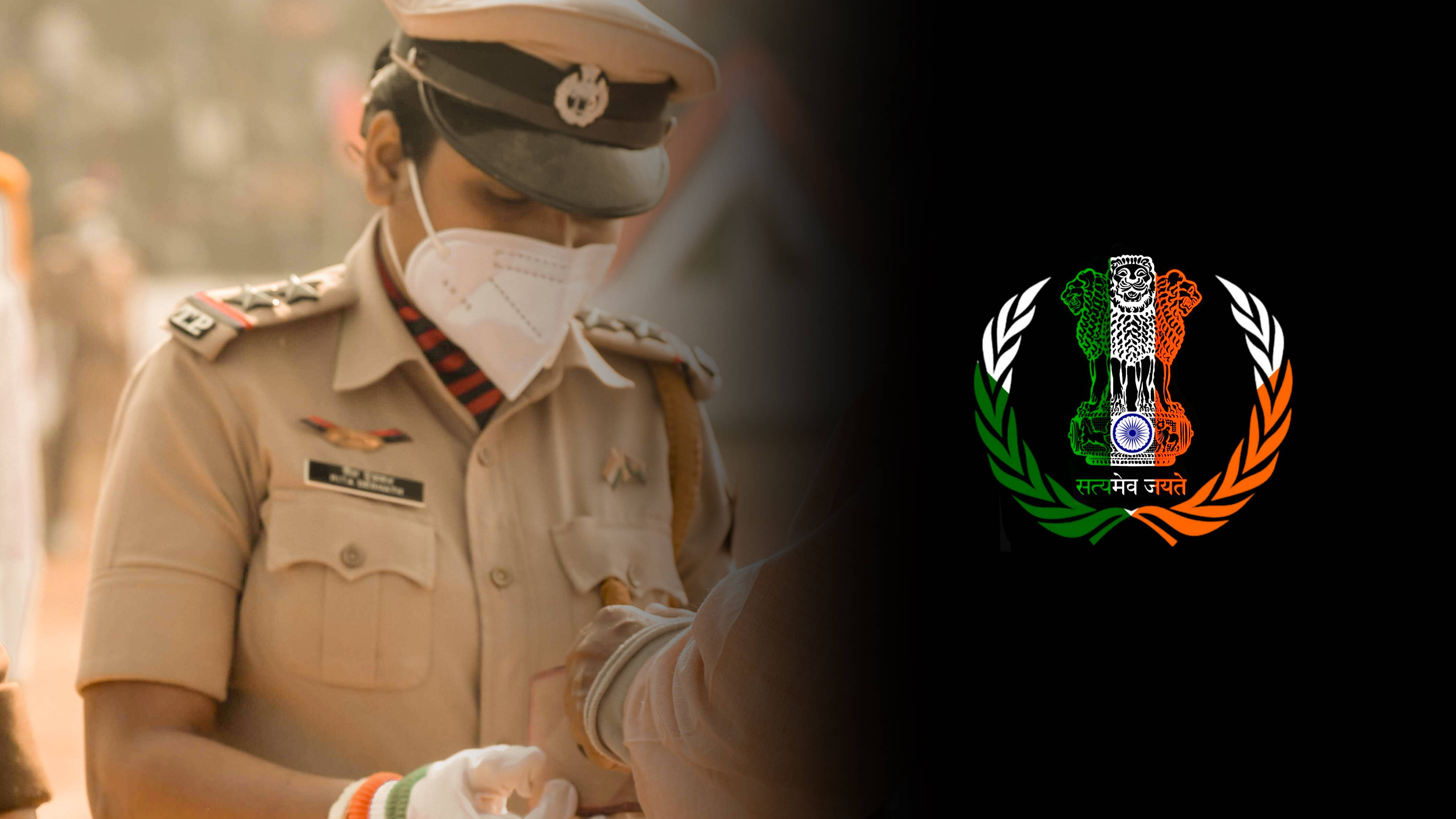 女警察與IPS標誌 壁紙 — 一名身穿制服的印度警察戴著口罩和手套，在檢查站進行健康篩查時檢查一個人的手腕。