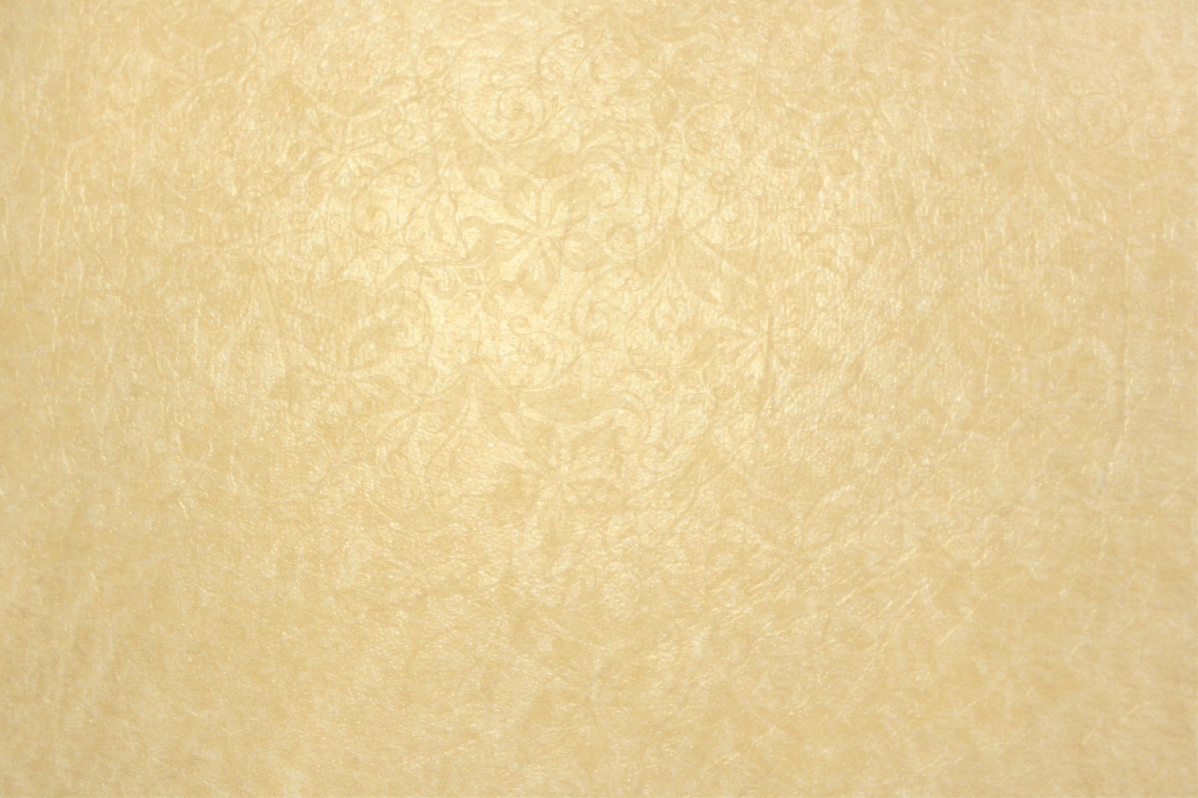 Cream Color 桌布 壁紙 — 奶油米色牆紙的特寫，帶有細膩的壓花花卉圖案和柔軟質感。