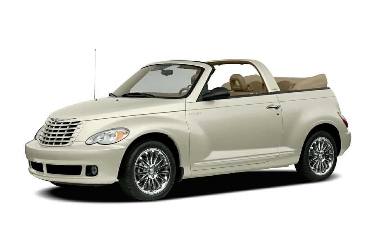 Chrysler Pt Cruiser 桌布 壁紙 — 奶油色克萊斯勒 PT Cruiser 敞篷車，配備棕褐色內飾和鍍鉻輪圈，在工作室燈光下展示。