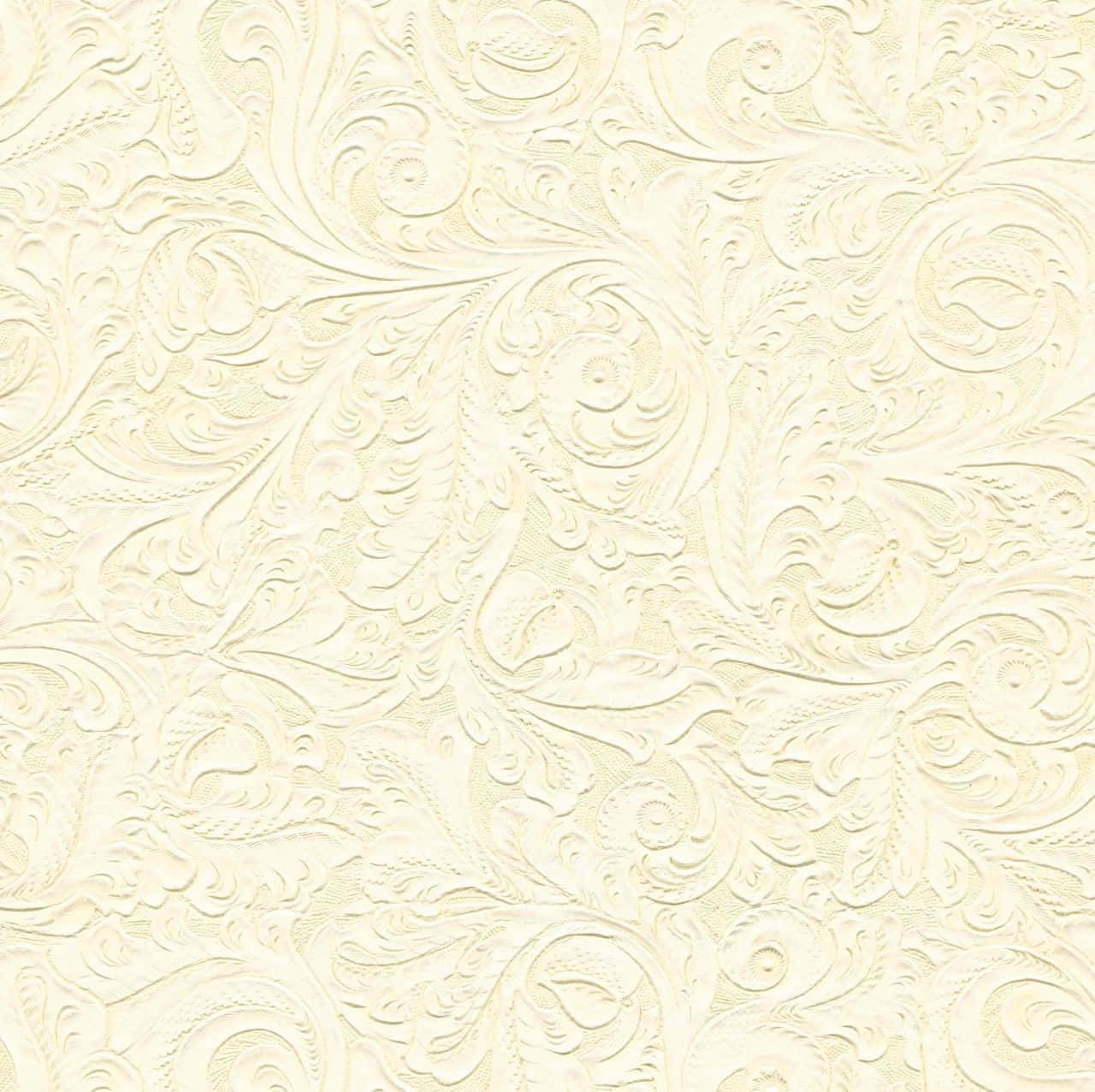 奶油色牆紙，帶有壓花花卉和藤蔓圖案，適合優雅的室內設計。