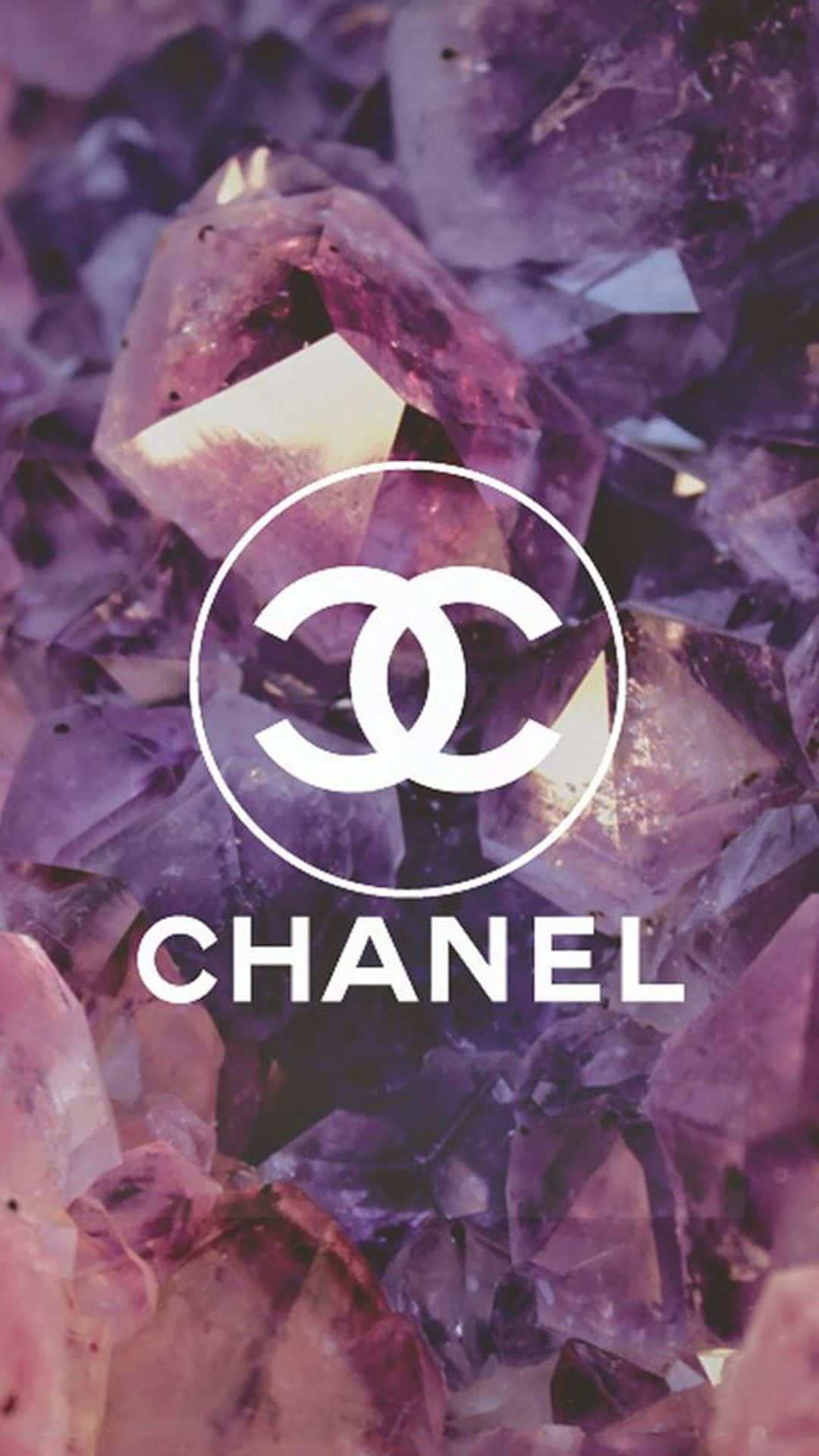 Chanel標誌在紫色紫水晶晶體上