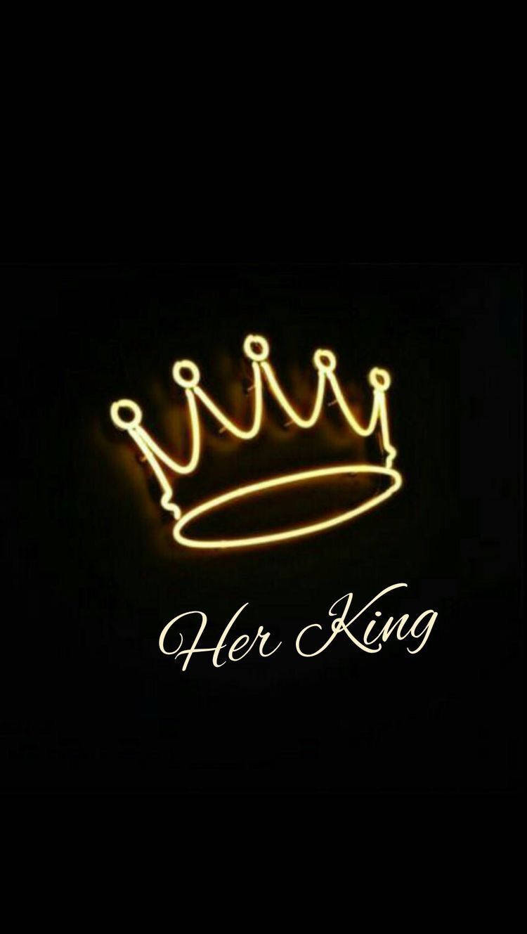 發光的金色霓虹皇冠，帶有「Her King」文字，黑色背景。
