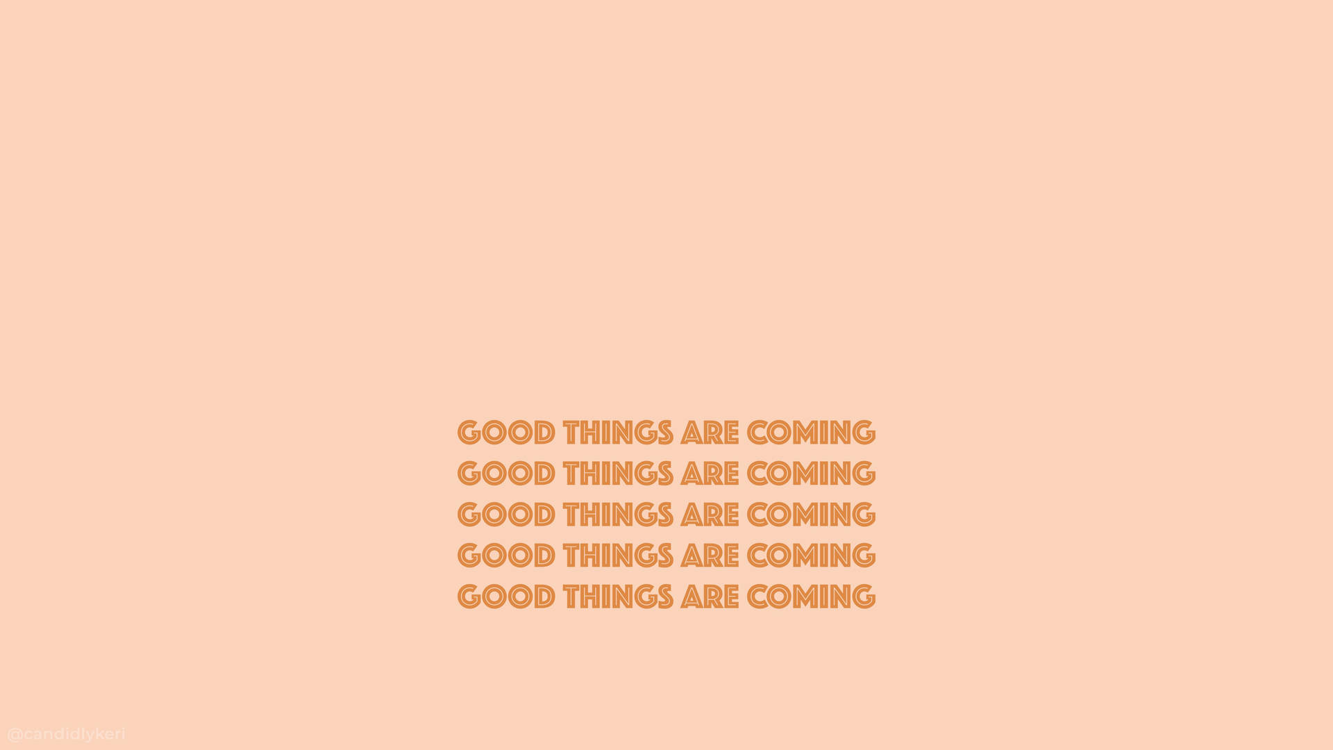 在柔和的桃色背景上重複的勵志語句 good things are coming