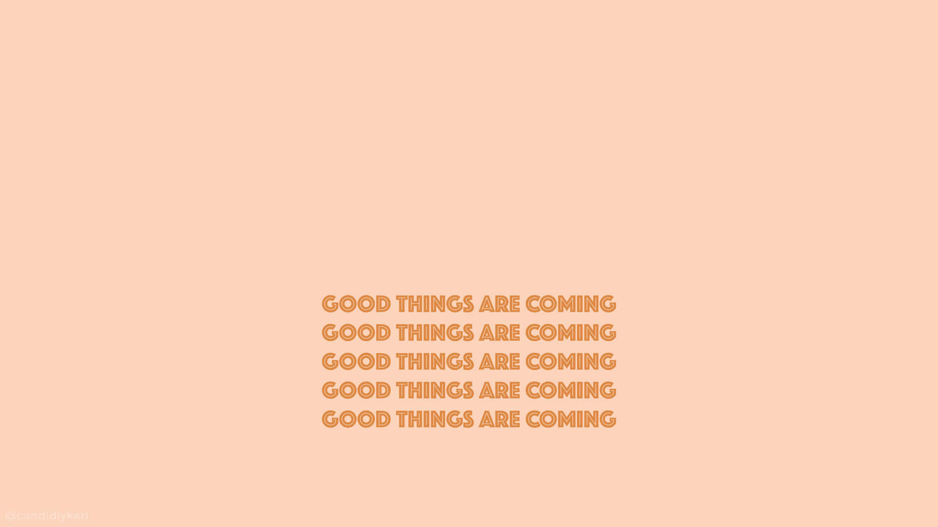 文字桌布，桃色背景上以橙色顯示「GOOD THINGS ARE COMING」