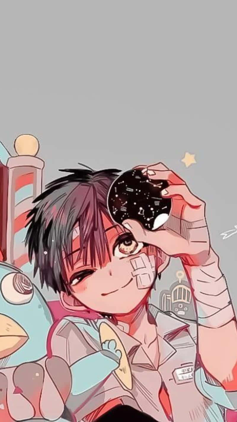 繃帶纏臉的動漫男孩手持星輝球體，在毛絨玩具旁微笑。