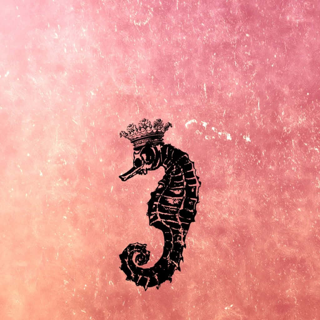 好奇的海馬 壁紙 — 一隻戴著皇冠的黑色海馬剪影，立於帶有細微白色斑點的紋理粉紅色背景上。