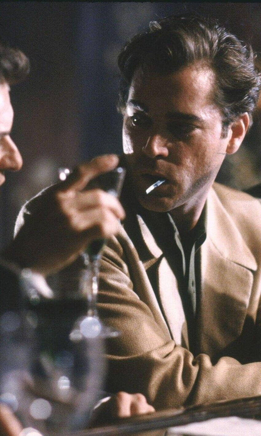 男人 米色外套 抽煙 拿酒杯 昏暗酒吧