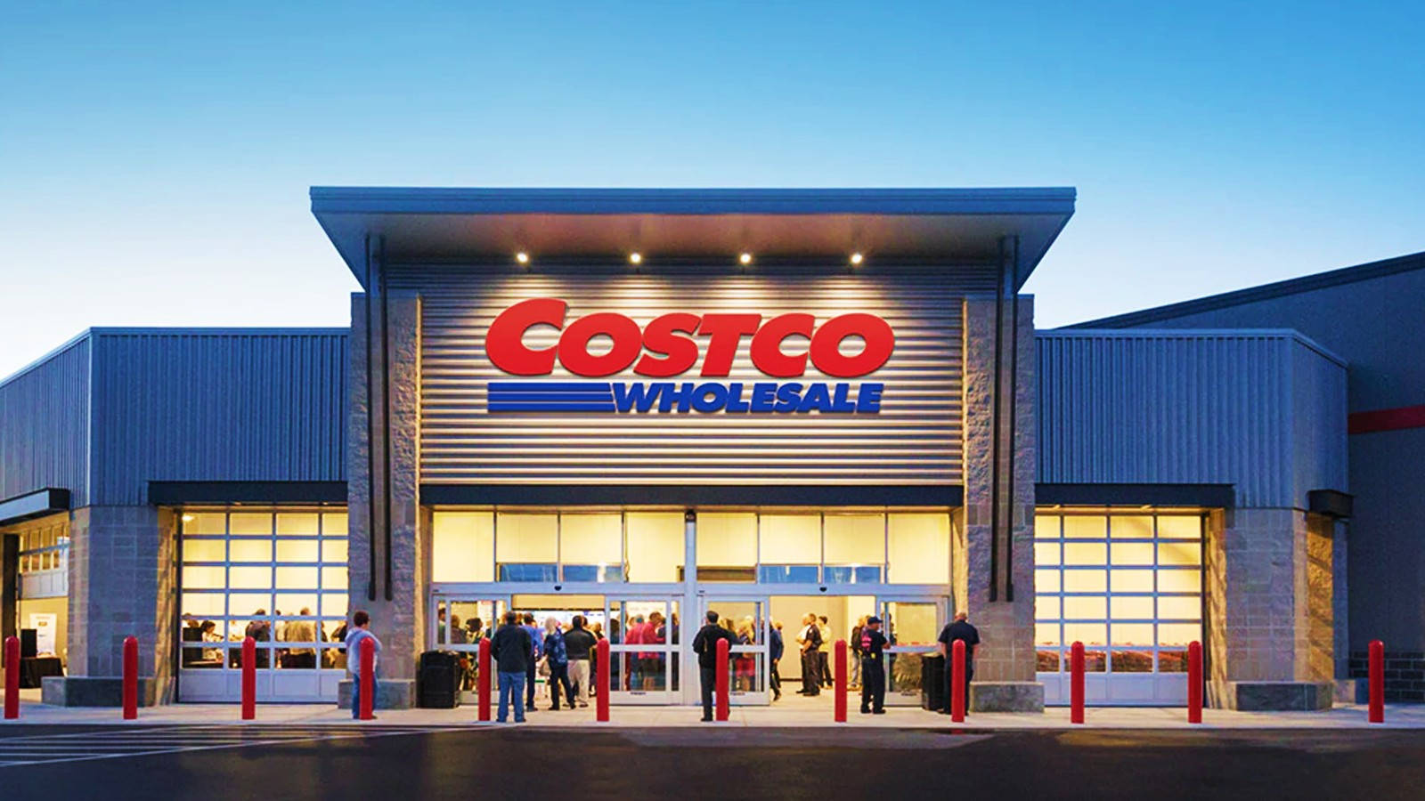 黃昏時分購物者進入的Costco Wholesale商店入口。