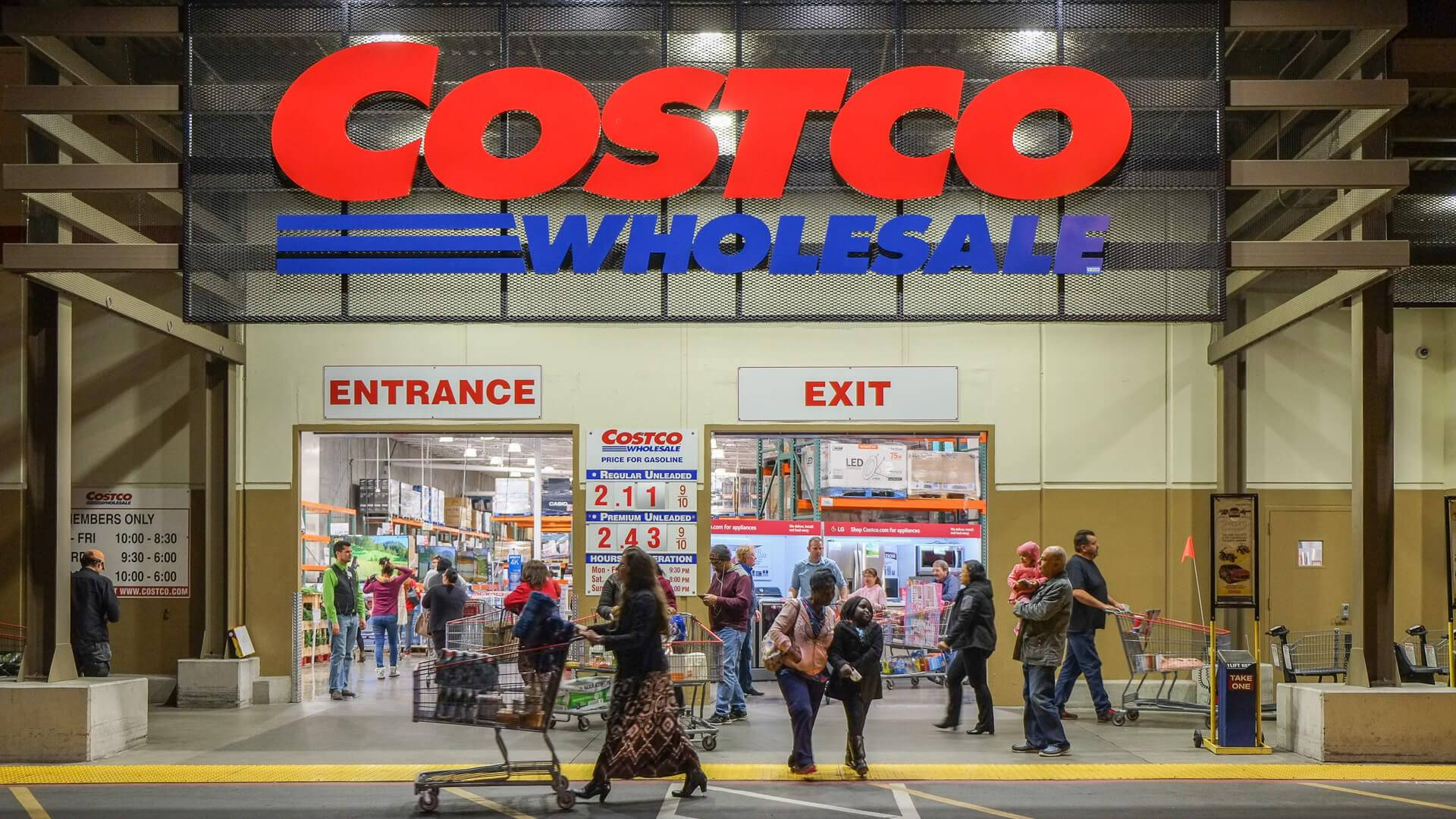 人們帶著購物車進出Costco Wholesale商店。