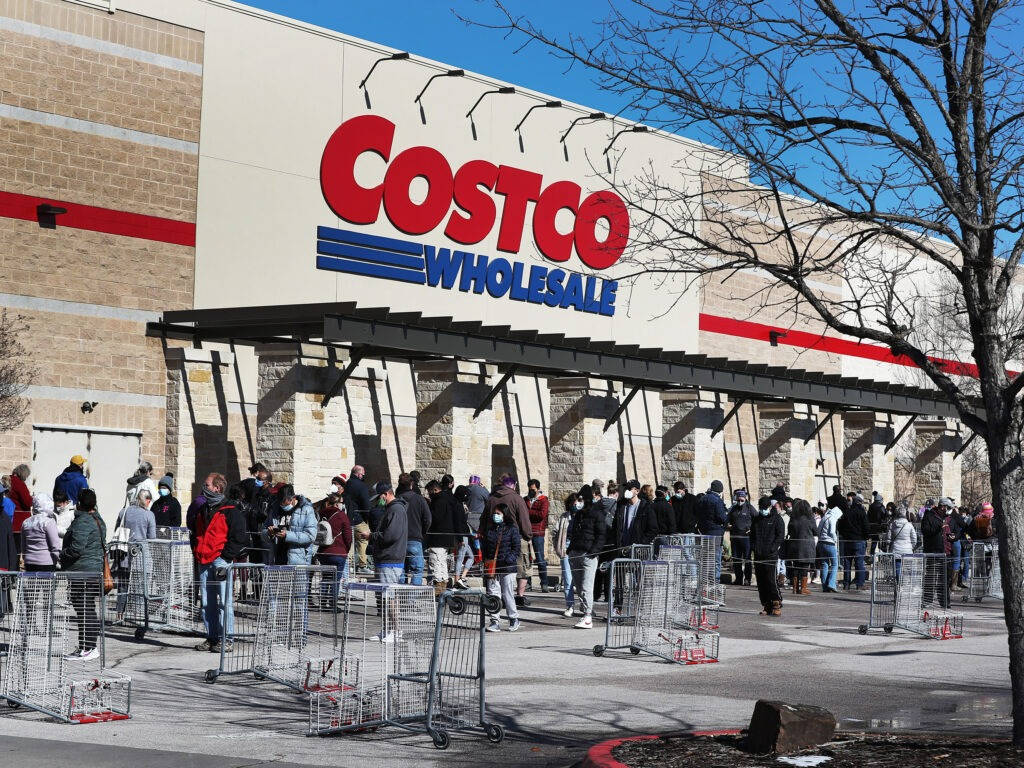 晴朗冬日，購物者在Costco Wholesale商店外排隊。