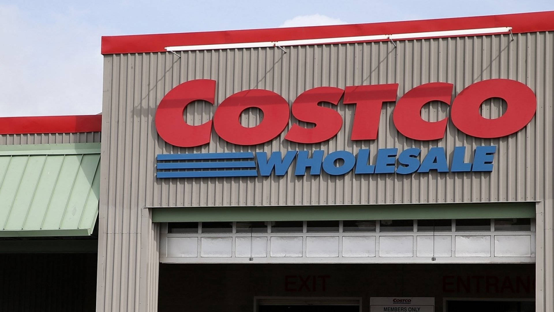 Costco Wholesale商店入口，金屬建築上有紅色和藍色標誌。
