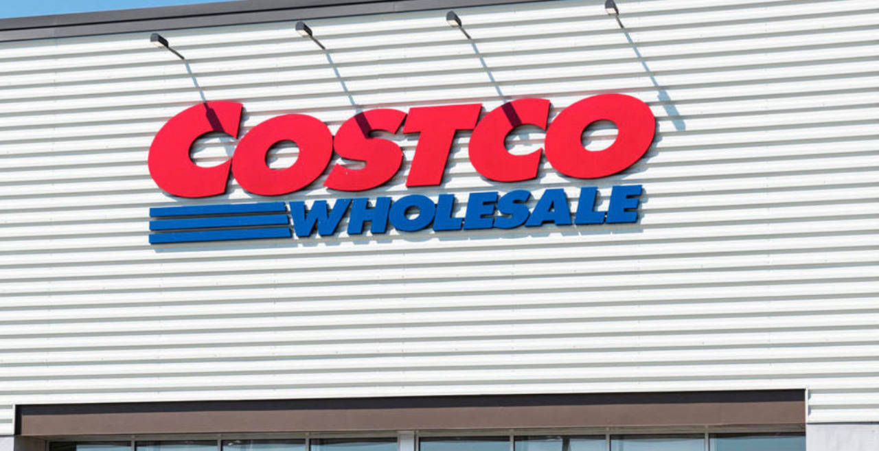 白色金屬建築外牆上的Costco Wholesale商店標誌。