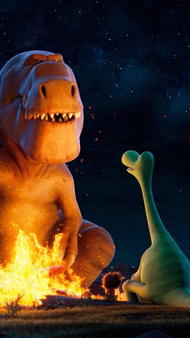 兩隻恐龍和一個小孩在星空下圍著營火。