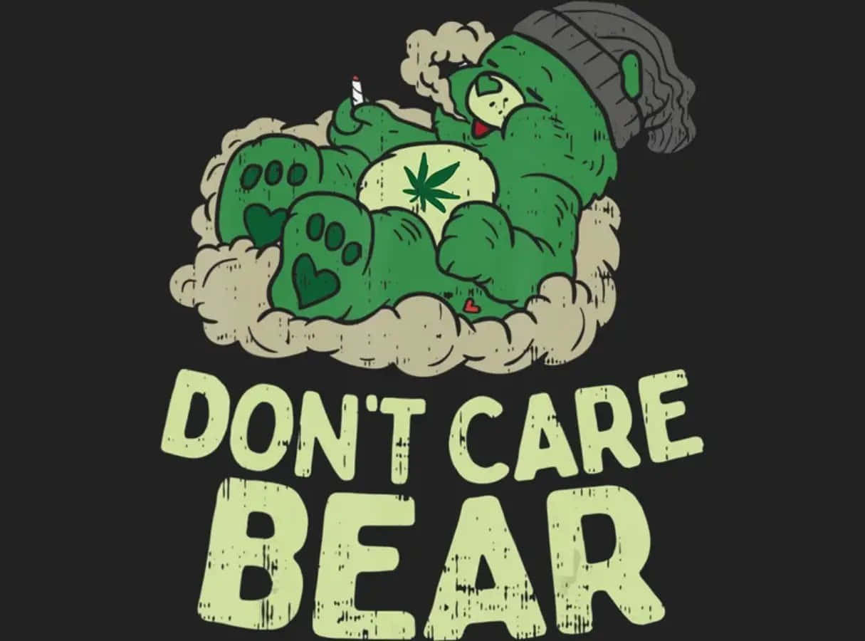 好朋友、好大麻與好氣氛！ 壁紙 — 一隻綠色卡通熊在煙霧中躺著，手持大麻煙，腹部有大麻葉，下方有文字「DON'T CARE BEAR」。
