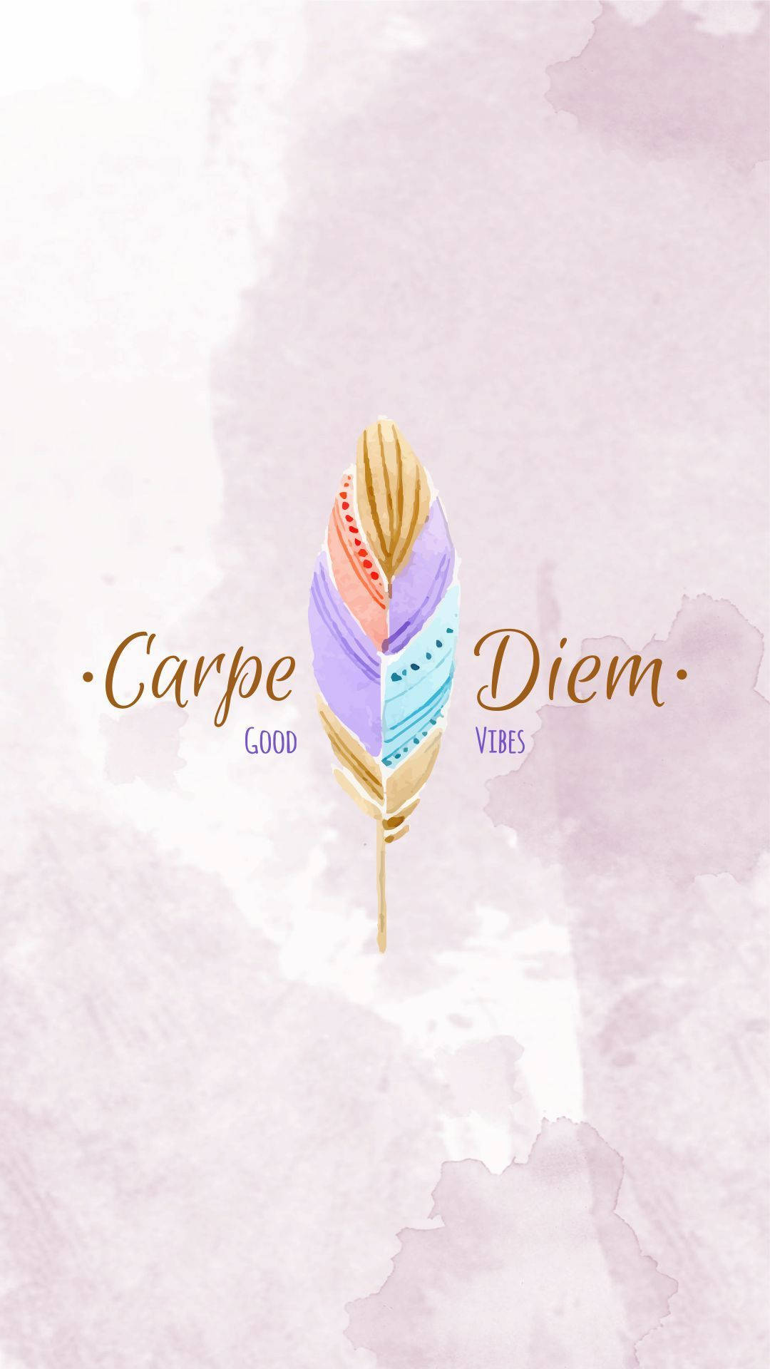 好氣氛把握此刻 壁紙 — 一根色彩繽紛的水彩羽毛，上面有「Carpe Diem」字樣，漂浮在柔和的薰衣草背景上。