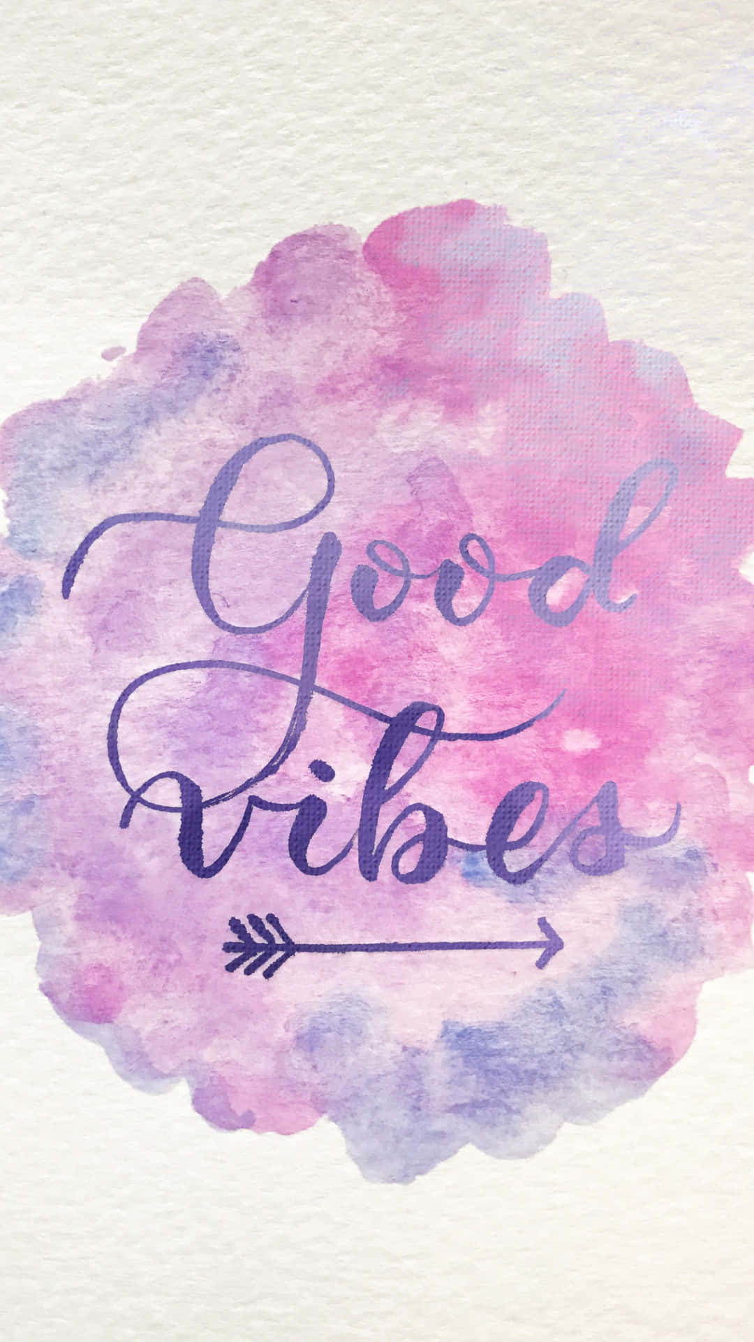 在粉紅色和紫色水彩背景上，以紫色草書寫成的 Good vibes 文字。