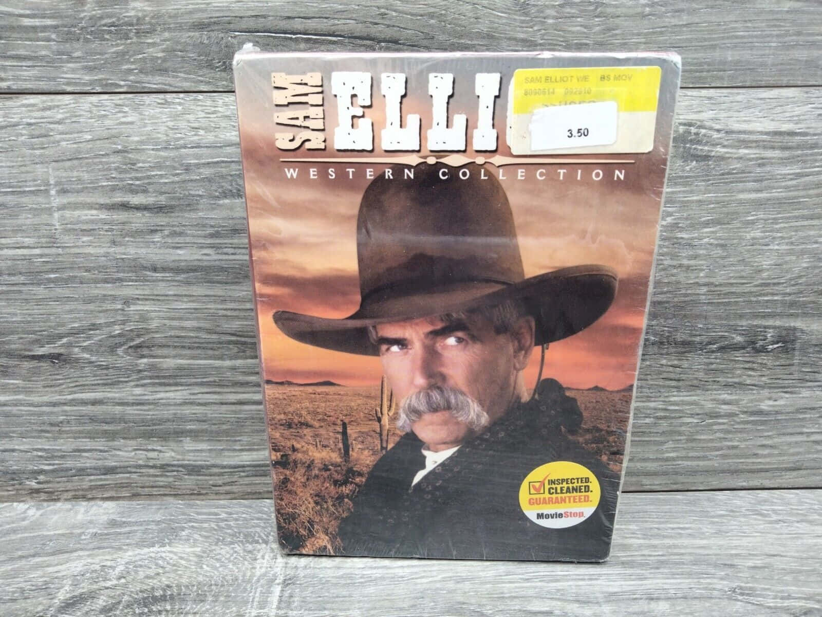 木質表面上的 Sam Elliott Western Collection DVD 盒