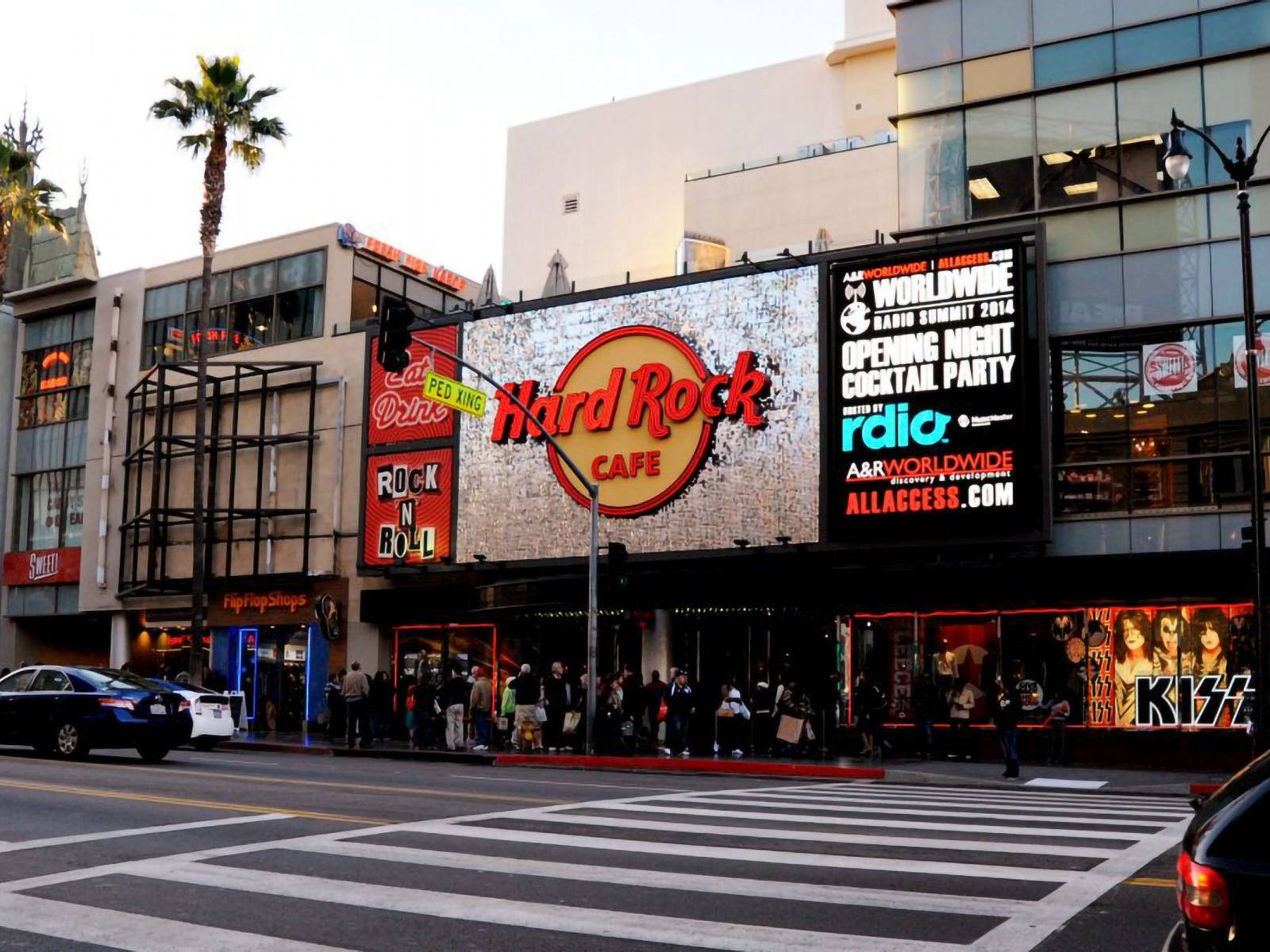 洛杉磯市中心，黃昏時分的 Hard Rock Cafe，有行人和棕櫚樹。