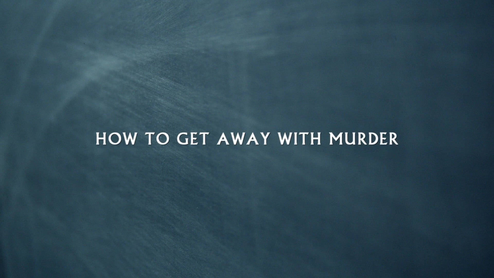 《如何逃脫謀殺》黑板 壁紙 — 白色文字寫著 how to get away with murder，背景為有紋理的深青綠色黑板。