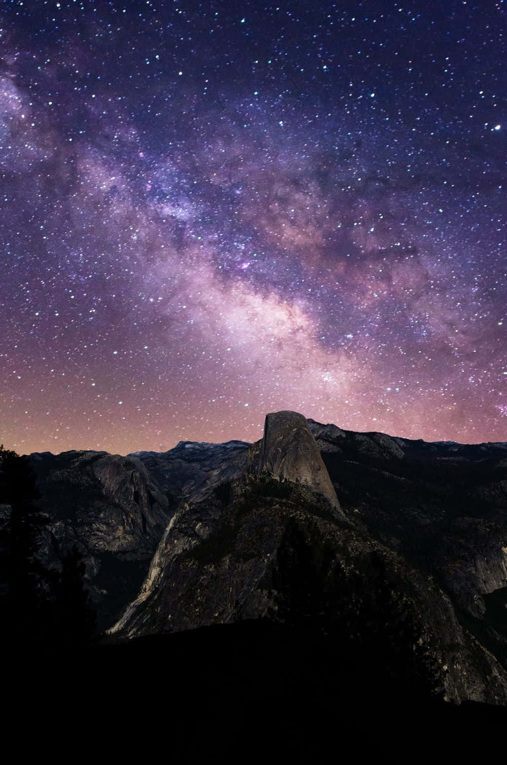 Half Dome 山在充滿活力的星空下，銀河系閃耀。